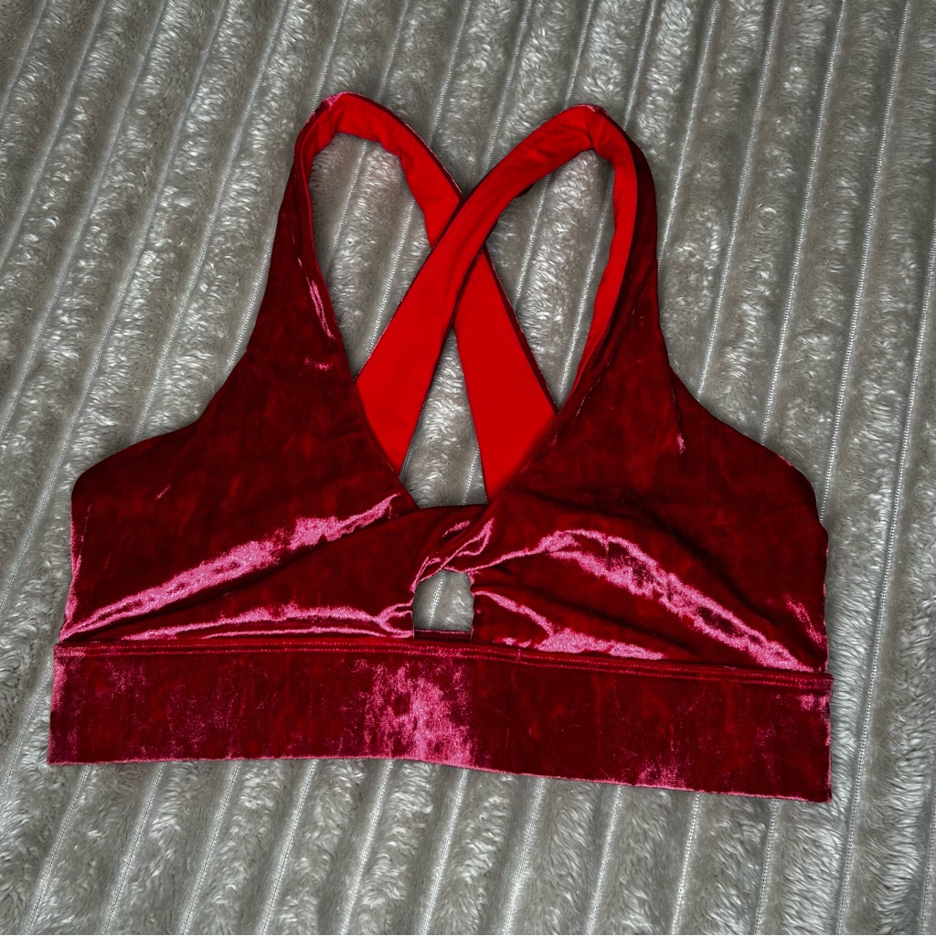 Fabletics Oasis Strawberry Red Crushed Velvet Twist Front Sports Bra Size M